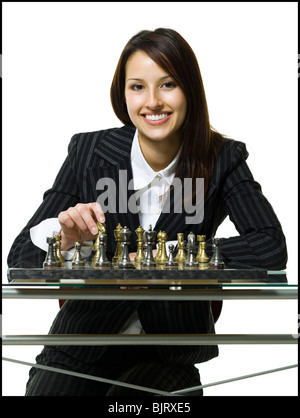 Frau spielt Schach Stockfoto