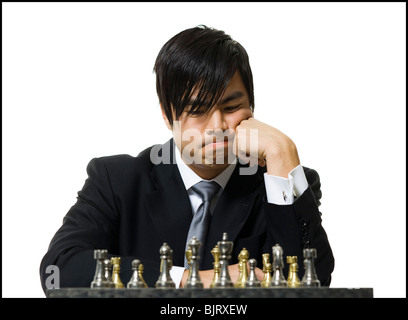 Mann spielt Schach Stockfoto