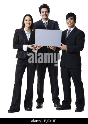 Drei Geschäftsleute mit einem leeren Schild Stockfoto