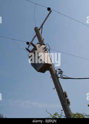 HÖLZERNE STROMMAST KABEL UND TRANSFORMATOR. Stockfoto