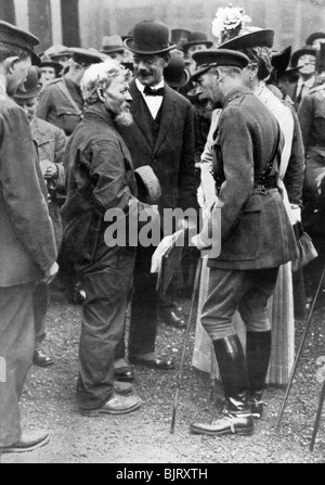 King George V und Königin Mary mit einem schiffsbauer, Birkenhead, Erster Weltkrieg, 1914-1918, (c 1920). Artist: Unbekannt Stockfoto