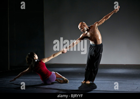 Moderner Tanz. Männliche und weibliche Tänzerinnen einer modernen Tanztourengruppe bei einer Bühnenprobe. Thailand S. E. Asien Stockfoto