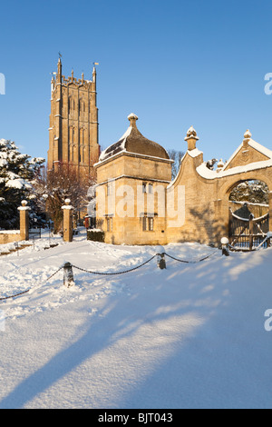 Winterschnee auf der St. James Kirche und den Jacobean Lodges in der Cotswold Stadt Chipping Campden, Gloucestershire, Großbritannien Stockfoto