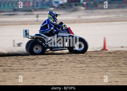 Quad Bike-Sand-Racing am Strand von Mablethorpe, Lincolnshire, England, UK Stockfoto