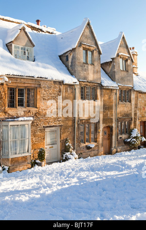 Winterschnee auf Cotswold Stein befindet sich in der High Street, Chipping Campden, Gloucestershire Stockfoto