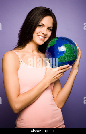 Frau küssen Erdkugel Stockfoto