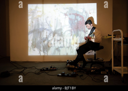 walisische Künstler Maria Hayes und John Harvey zusammen an einem Kunstprojekt Klang und visuelle, Kunstschule, Aberystwyth University Stockfoto