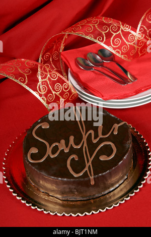 Berühmte österreichische Schokoladenkuchen genannt Sacher-Torte serviert auf einem goldenen Teller. Selektiven Fokus. Stockfoto