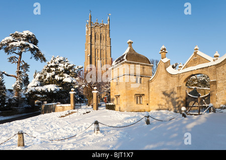 Winterschnee auf St. James-Kirche und der jakobinischen Lodges in den Cotswolds Stadt von Chipping Campden, Gloucestershire Stockfoto