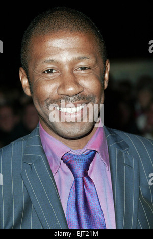 BRIAN BOVELL NATIONAL TELEVISION AWARDS 200 ROYAL ALBERT HALL LONDON ENGLAND 26. Oktober 2004 Stockfoto