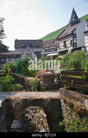 Kleine Brücke zum Holzrahmen Gebäude. Bacharach, Deutschland. [Mittelrhein] Stockfoto