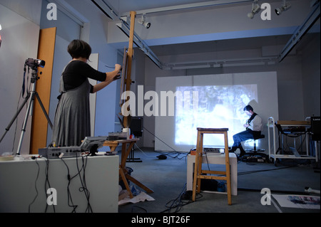 walisische Künstler Maria Hayes und John Harvey zusammen an einem Kunstprojekt Klang und visuelle, Kunstschule, Aberystwyth University Stockfoto