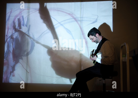 walisische Künstler Maria Hayes und John Harvey zusammen an einem Kunstprojekt Klang und visuelle, Kunstschule, Aberystwyth University Stockfoto