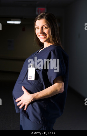 USA, Utah, Provo, Schwangere Krankenschwester Lächeln, wenn ihr Bauch zu berühren Stockfoto