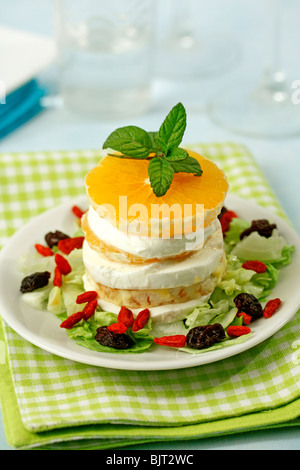 Orange und Mozzarella Turm. Rezept zur Verfügung. Stockfoto