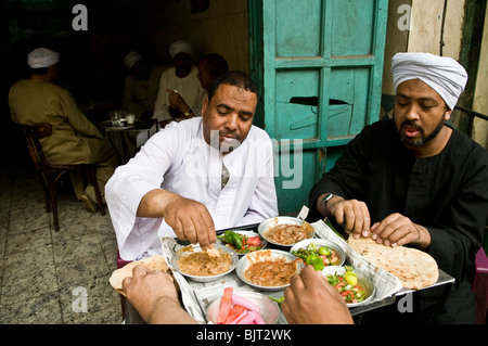 Traditionelles Frühstück in Ägypten bestehen aus Fuul Medames (Bohnen) und Gemüse. Stockfoto