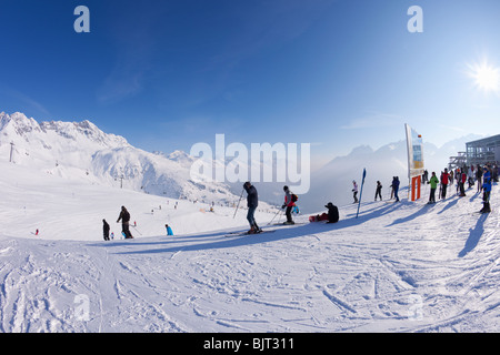 Skifahren auf Pisten unterhalb Valluga Seilbahn Seilbahn Galzig Bergwinter Skifahrer Schnee St. St. Saint Anton Austria Stockfoto