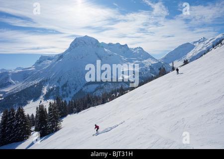 Skifahrer, Skifahren auf Piste am Lech in der Nähe von Saint St. Anton am Arlberg im Winterschnee Österreichische Alpen-Österreich-Europa Stockfoto