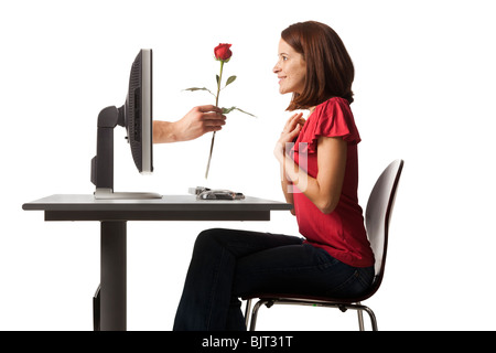 Darstellung der jungen Frau, die rote rose aus ihrem Computer empfangen Stockfoto