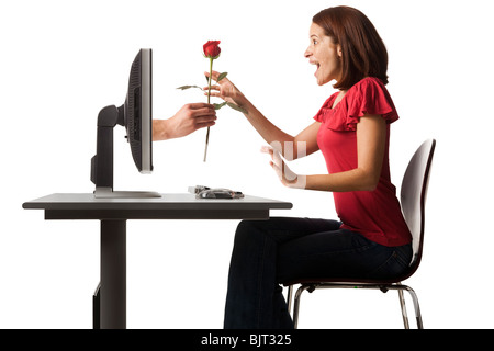 Darstellung der jungen Frau, die rote rose aus ihrem Computer empfangen Stockfoto