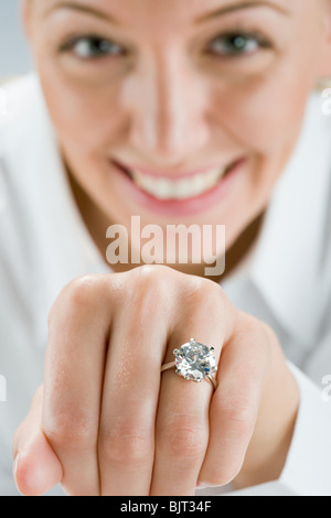 Eine Frau trägt einen Verlobungsring Stockfoto