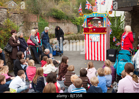 Eine traditionelle Punch- und Judy-Show, die auf der Bampton Charter Fair aufgeführt wird, die jeden Oktober in Bampton, Devon, England, stattfindet Stockfoto