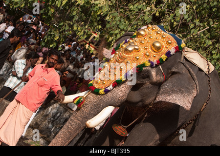 Indien, Kerala, Adoor, Sree Parthasarathy-Tempel, Gajamela, geschmückten Elefanten und Mahout in rituelle Prozession Stockfoto