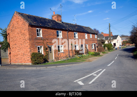 Reihe von rotem Backstein Reihenhaus Häuschen, Snape, Suffolk Stockfoto