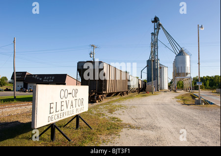 Co-Op Aufzug wo ländliche Bauern lagern und versenden Getreide ernten Deckerville, Michigan Stockfoto