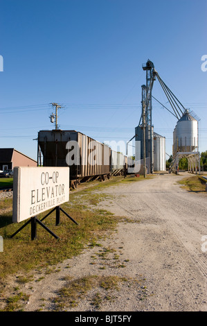 Co-Op Aufzug wo ländliche Bauern lagern und versenden Getreide ernten Deckerville, Michigan Stockfoto