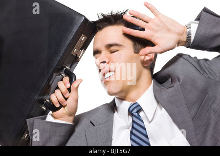 Mann mit Gesicht gedrückt gegen Fenster, Studio gedreht Stockfoto