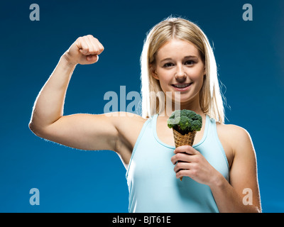 Studio-Porträt der jungen Frau mit Brokkoli-Eis Stockfoto