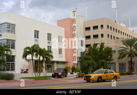 Art-Deco-Stil Tropics Hotel an der Collins Avenue, South Beach, Miami, Florida, USA. Stockfoto