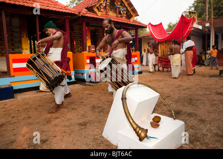 Indien, Kerala, Cannanore (Kannur), Theyyam, Kombu Tempel Horn, ruht auf Altar als Gottheit Pulloorkannan Pässe Stockfoto