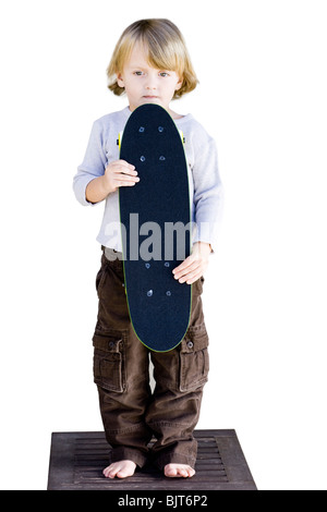 Skateboard-Porträt eines jungen (2-3) halten, Provo, Utah, USA Stockfoto