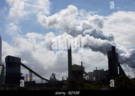 Emissionen von Bluescope Steel arbeitet in Port Kembla, Wollongong, Australien. Stockfoto