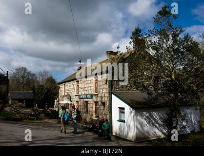 Urlauber warten draußen das später Wink Public House in Cornwall. Stockfoto