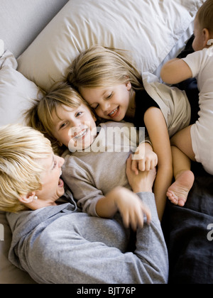 USA, Utah, Provo, Mutter im Bett mit Kindern (18-23 Monate), (2-5) Stockfoto