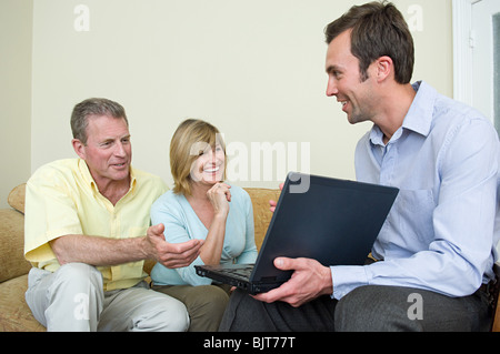 Paar und Finanzberater Stockfoto