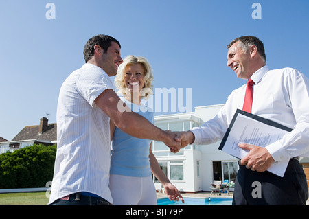 Paar und Immobilienmakler Stockfoto