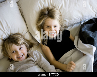 USA, Utah, Provo, Porträt von Bruder und Schwester (2-5) im Bett liegend Stockfoto