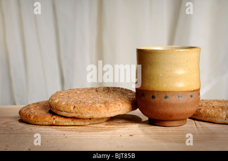 Brot und Kelch Wein, Symbole der Kommunion auf Holztisch Stockfoto