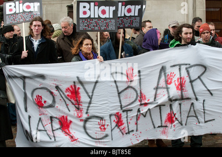 Demonstranten versammeln sich vor, wie Tony Blair die Chilcot-Untersuchung besucht aber ein niedriges Profil hält und ist nicht zu sehen Stockfoto