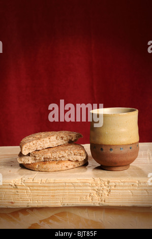 Brot und Wein Zeichen der Gemeinschaft mit roten Tuch im Hintergrund Stockfoto