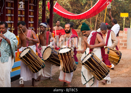 Indien, Kerala, Cannanore (Kannur), Theyyam Ritual Tempel Trommler führenden Prozession Stockfoto