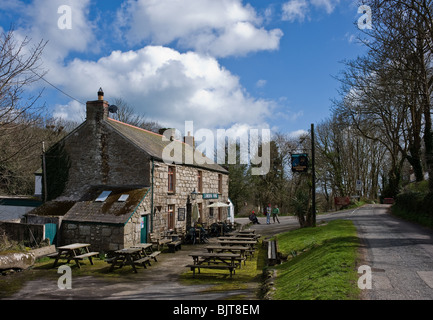 Urlauber außerhalb der Lamorna Wink Public House in Cornwall wartet. Foto von Gordon Scammell Stockfoto