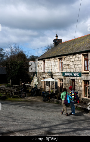 Urlauber warten draußen das später Wink Public House in Cornwall. Stockfoto