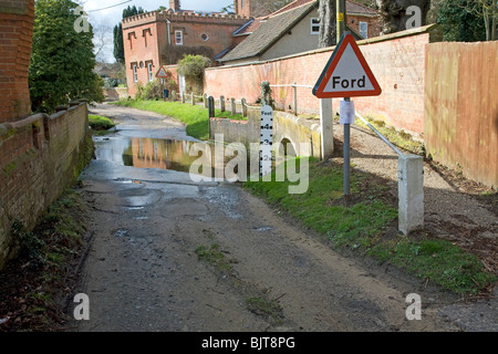 Straße, die durch Ford am Fluss Lerche, Grundisburgh, Suffolk Stockfoto