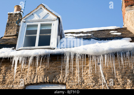 Eiszapfen auf einem Cotswold Stein Haus in Stow auf die würde, Gloucestershire Stockfoto