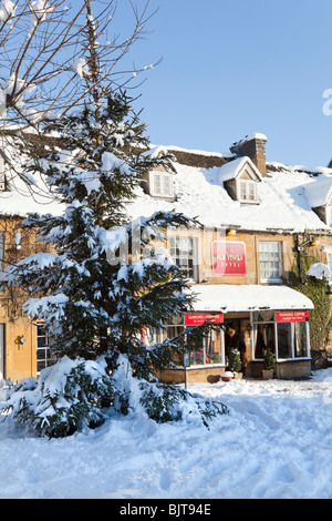 Winterschnee auf Dem Old Stocks Hotel in der Cotswold-Stadt Stow an der Wold, Gloucestershire UK Stockfoto